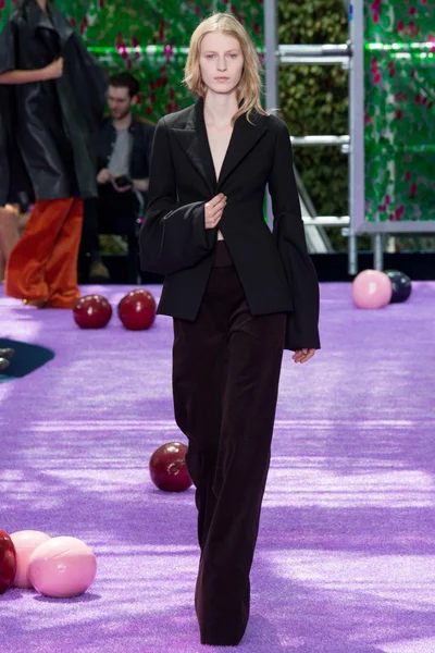 Look 18